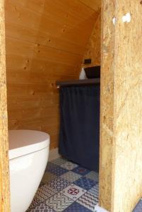 a bathroom with a toilet in a wooden cabin at B2B Campingpods Volkach in Volkach