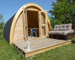 福爾卡的住宿－B2B Campingpods Volkach，一个带椅子和桌子的大型木制甲板
