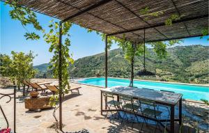 un patio con una mesa y una piscina en Nice Home In Perdifumo With Wifi, en Perdifumo