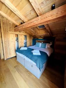 Ένα ή περισσότερα κρεβάτια σε δωμάτιο στο Appartement dans chalet de luxe Megève