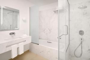 ห้องน้ำของ Element by Westin West Bay Doha