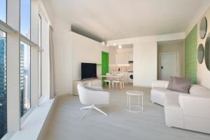 sala de estar con sofá blanco y mesa en Element by Westin West Bay Doha, en Doha