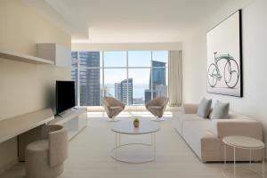 โทรทัศน์และ/หรือระบบความบันเทิงของ Element by Westin West Bay Doha