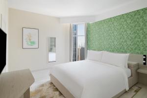 เตียงในห้องที่ Element by Westin West Bay Doha