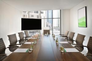โทรทัศน์และ/หรือระบบความบันเทิงของ Element by Westin West Bay Doha