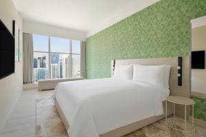 เตียงในห้องที่ Element by Westin West Bay Doha