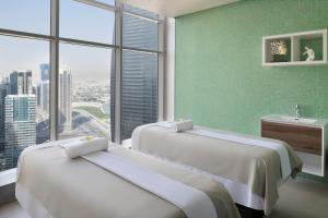 เตียงในห้องที่ Element by Westin West Bay Doha