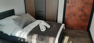 ein Schlafzimmer mit einem Bett mit zwei Handtüchern darauf in der Unterkunft Belweder LOFT in Nysa