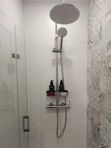 La salle de bains est pourvue d'une douche avec un pommeau de douche. dans l'établissement BEACH ALMIRANTE 9 MIJAS Marbella, à Sitio de Calahonda