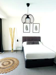 - une chambre avec un lit et un tapis dans l'établissement BEACH ALMIRANTE 9 MIJAS Marbella, à Sitio de Calahonda