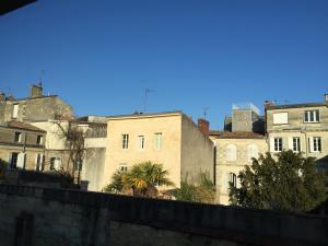 a view of a city with buildings in the background at T2 Cosy et calme en plein centre in Bordeaux