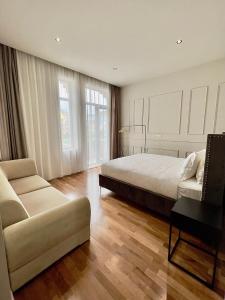 1 dormitorio grande con 1 cama y 1 sofá en Kinotel en Batumi