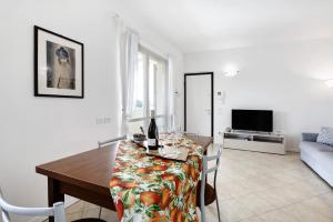 a living room with a table and a couch at Katy Lake 2 in Desenzano del Garda