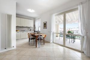 a kitchen and dining room with a table and chairs at Katy Lake 2 in Desenzano del Garda