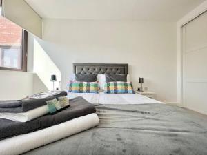 Un pat sau paturi într-o cameră la Beautifully Presented Apartment