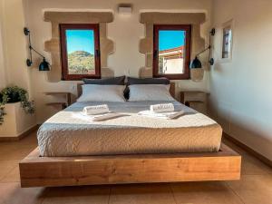 A bed or beds in a room at Villa Recluso-3 bd luxury country villa, huge pool with hydromassage, individual bbq & large yard, mountain view