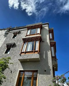 列城的住宿－Maple house ladakh，一面有窗户的建筑