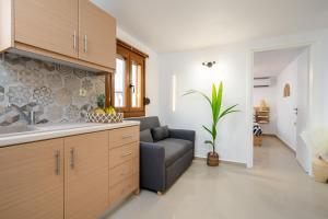 - une cuisine avec un canapé et un évier dans la chambre dans l'établissement NaxosAir1, à Naxos Chora