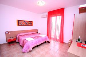 Rúm í herbergi á Hotel Alguer