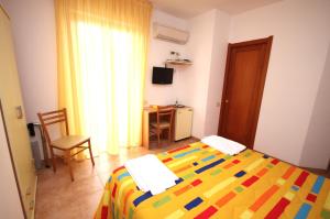 Rúm í herbergi á Hotel Alguer