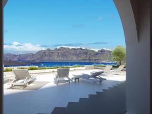 - un ensemble de chaises et de tables sur une terrasse dans l'établissement Acrothea Suites and Villas, à Akrotiri