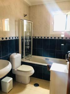 een badkamer met toilet, bad en wastafel bij Villa with super swimming pool in Gran Alacant