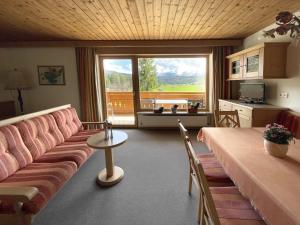 ein Wohnzimmer mit einem Sofa und einem Tisch in der Unterkunft Chalet Cristall in Leutasch