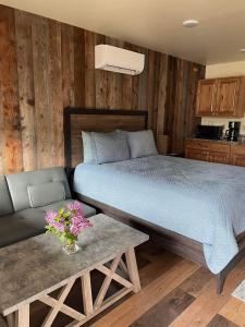 - une chambre avec un lit, un canapé et une table dans l'établissement Rhodopa Lodge at Yellowstone, à Gardiner