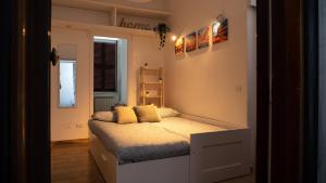 - une chambre avec un lit doté d'oreillers jaunes dans l'établissement Appia Suite, à Rome