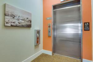 un ascensor de metal en una habitación con paredes de color naranja en Cozy Golf Retreat in Golden Minutes to Downtown, en Golden