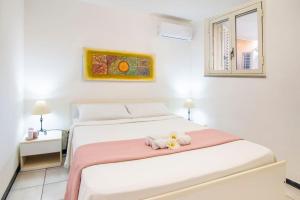 a bedroom with a bed with two stuffed animals on it at [Torregrande]APT.3 - Vicino al mare - Free Wi-Fi in Torre Grande