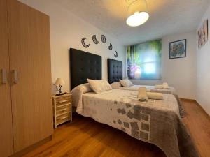 1 dormitorio con 1 cama y vestidor con reloj en la pared en MERIDA LÚDICA centro a 5 min , parking privado en el edificio en Merida