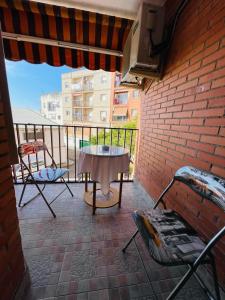 a patio with a table and chairs on a balcony at MERIDA LÚDICA centro a 5 min , parking privado en el edificio in Mérida