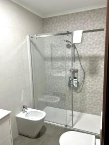 ein Bad mit einer Dusche, einem WC und einem Waschbecken in der Unterkunft APARTAMENTO LA PICOTA in Liencres