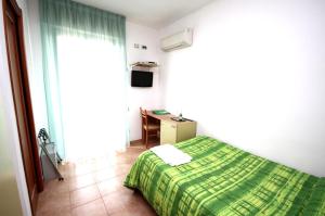 Rúm í herbergi á Hotel Alguer