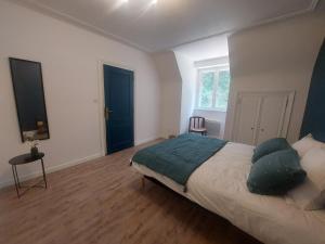 Postel nebo postele na pokoji v ubytování L'échappée, Chambres et Tables d'hôtes + 12 fotografií