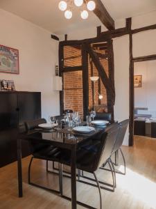 comedor con mesa negra y sillas en Le Castelviel, en Albi