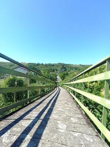 un puente sobre una carretera con barandilla verde en Le Castelviel, en Albi