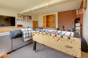 een woonkamer met een grote houten tafelvoetbaltafel bij Luxury Vermont Vacation Rental Private Hot Tub! in Brownsville