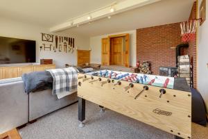 Un televizor și/sau centru de divertisment la Luxury Vermont Vacation Rental Private Hot Tub!