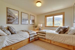 Un pat sau paturi într-o cameră la Luxury Vermont Vacation Rental Private Hot Tub!