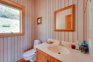 O baie la Luxury Vermont Vacation Rental Private Hot Tub! +37 fotografii