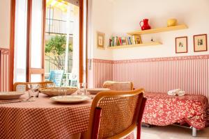 uma sala de jantar com uma mesa e cadeiras e uma janela em [300 metri dal mare] Relax con aria condizionata em Spotorno