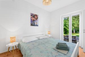 Un dormitorio blanco con una cama grande y una ventana en Apartments Villa Verde, en Novigrad Istria