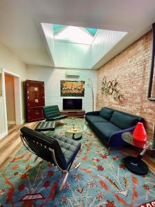 uma sala de estar com um sofá e uma mesa em Bisbee Brownstone Suites em Bisbee