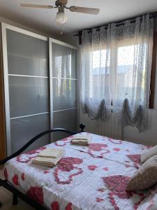 um quarto com uma cama com uma colcha floral em Holly's house 