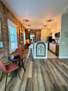 een keuken en een woonkamer met een tafel en stoelen bij Bisbee Brownstone Suites in Bisbee