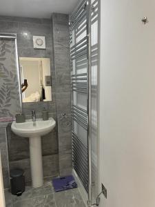 W łazience znajduje się umywalka oraz prysznic z lustrem. w obiekcie Cosway w mieście Calverton
