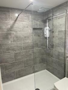 W łazience znajduje się prysznic ze szklanymi drzwiami. w obiekcie Cosway w mieście Calverton