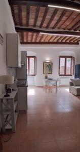 un ampio soggiorno con tavolo e cucina di Civico a Gubbio